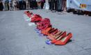 Varios pares de zapatos de color rojo durante un minuto de silencio por la mujer fallecida en Alicante, a 15 de julio de 2024, en Alicante, Comunidad Valenciana (España)