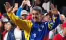 AME6109. CARACAS (VENEZUELA), 29/07/2024.- El presidente de Venezuela, Nicolás Maduro, celebra tras conocer los resultados de las elecciones presidenciales este lunes, en Caracas (Venezuela). Maduro, en el poder desde 2013, pidió este domingo "respeto a la voluntad popular" tras ser proclamado como mandatario reelecto, luego de unos comicios en los que compitió contra nueve contendientes, entre ellos el abanderado de la oposición mayoritaria, Edmundo González Urrutia. EFE/ Ronald Peña R.