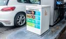 Un coche repostando en una gasolinera.