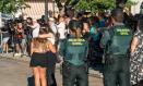 Dos agentes de la Guardia Civil observan a dos chicas abrazadas durante el minuto de silencio por el asesinato de un menor, en la puerta del Ayuntamiento de Mocejón, a 18 de agosto de 2024, en Mocejón, Toledo, Castilla-La Mancha (España). El Ayuntamiento de Mocejón ha decretado tres días de luto oficial por el asesinato en la mañana de hoy de un menor de 11 años, que se encontraba jugando al fútbol junto a otros niños de la localidad en el campo de fútbol municipal 'Ángel Tardío' cuando fue agredido con un objeto punzante.
18 AGOSTO 2024;ASESINATO;MENOR;NIÑO APUÑALADO;TOLEDO;CRIMEN;MINUTO DE SILENCIO;GUARDIA CIVIL
Juan Moreno / Europa Press
18/8/2024