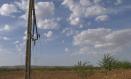 Poste doblado del que se sustrajo el cobre en Los Yébenes