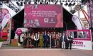 Foto de familia de la firma del convenio de colaboración entre la Consejería de Educación, Cultura y Deporte y Castilla-La Mancha Media en la que también han participado la Asociación Regional de Folclore de CLM y los manchegos de la Feria de Albacete.