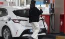 (Foto de ARCHIVO)
Una persona reposta en una gasolinera, a 2 de enero de 2024, en Madrid (España). El precio medio de la gasolina ha despedido 2023 marcando un nuevo mínimo anual tras sumar otro descenso, el decimotercero consecutivo, y acumular un abaratamiento de casi el 15% desde finales de septiembre. En concreto, el precio medio del litro de gasolina ha descendido un 0,32% la última semana del año, para situarse en los 1,531 euros, precio con el que habría que retroceder a finales del año pasado, cuando todavía estaba vigente la bonificación del Gobierno de al menos 20 céntimos por litro para los carburantes, para encontrar un precio más barato en los surtidores.

Eduardo Parra / Europa Press
02 ENERO 2024;GASOLINA;PRECIO;BARATO;CARBURANTE;DIÉSEL;COMBUSTIBLE;EURO;CÉNTIMO;REPOSTAR;GASOLINERA;ESTACIÓN DE SERVICIO;LITRO;
02/1/2024