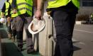 (Foto de ARCHIVO)
Varios trabajadores con chalecos amarillos y cascos blanco en el acceso 4 del recinto del Mobile World Congress (MWC) durante el desmantelamiento de los stands de la feria tras su cancelación por la crisis del coronavirus y las anulaciones de empresas, en Barcelona/Catalunya (España) a 13 de febrero de 2020.

David Zorraquino / Europa Press
13 FEBRERO 2020 CORONAVIRUS;GSMA;TELEFONÍA MÓVIL;PABELLÓN;OBRERO;CASCO DE OBRAS;
13/2/2020