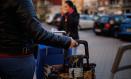 (Foto de ARCHIVO)
Una mujer con un carro de la compra en las colas de gente durante la entrega regalos a más de 100 niños vulnerables, a 4 de enero de 2023, en Madrid (España). La Fundación Madrina reparte regalos hasta mañana jueves 5 de enero entre los niños más vulnerables de la Cañada Real Galiana, las colas del hambre y los 'pueblos Madrina'. Con motivo de la próxima llegada de los Reyes Magos, la Fundación ha querido hacer un homenaje a todos los niños y niñas bajo el lema 'Héroes de la Navidad'. El jueves 5 de enero, la Fundación realiza una entrega de 500 menús "Chef Michelín" para más de 500 familias vulnerables de las "colas del hambre".

Alejandro Martínez Vélez / Europa Press
06 ENERO 2023;REYES MAGOS;NEGRO;VULNERABILIDAD;VULNERABLES;POBREZA
06/1/2023