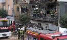 Santander, 26 oct (EFE).- Bomberos de Santander recuperan el cuerpo sin vida de una persona entre los escombros del edificio que se ha derrumbado este sábado por una explosión, en el barrio de La Albericia, de Santander. EFE/ Pedro Puente Hoyos