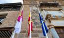 Banderas a media asta en las Cortes de Castilla La Mancha, Toledo. El Gobierno de Castilla-La Mancha decretó luto oficial en la región durante tres días, en memoria y recuerdo de las personas fallecidas por las consecuencias de la dana. EFE/Ángeles Visdómine