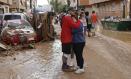 PAIPORTA (VALENCIA), 31/10/2024.- Dos personas se abrazan en la localidad de Paiporta, Valencia, este jueves. La Comunitat Valenciana intenta recuperarse de la peor dana del siglo en España, que ha dejado casi un centenar de muertos en esa región, además de un inmenso escenario de daños en carreteras, calles e infraestructuras de numerosas localidades. EFE/ Biel Aliño