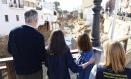 Los reyes, Felipe y Letizia, y la alcaldesa de Chiva, Amparo Fort, observan los destrozos que la DANA causó durante su visita a la localidad valenciana, este martes.