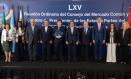 AME3791. MONTEVIDEO (URUGUAY), 06/12/2024.- Los presidentes de Panamá, José Raúl Mulino (3.-i); de Bolivia, Luis Arce (4-i); de Argentina, Javier Milei (5-i); de Uruguay, Luis Lacalle Pou (5-d); el ministro de Relaciones Exteriores de Brasil, Mauro Vieira (4-d), y el presidente de Paraguay, Santiago Peña (3-d), posan en la foto oficial de la LXV Cumbre del Mercosur este viernes, en Montevideo (Uruguay). El cierre del acuerdo de libre comercio entre la Unión Europea y el Mercosur marcó una Cumbre del bloque sudamericano que se llevó a cabo en Montevideo y se convirtió en histórica. EFE/ Sofía Torres