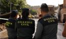 (Foto de ARCHIVO)
Tres agentes de la Guardia Civil, a 30 de octubre de 2024, en Mira, Cuenca, Castilla-La Mancha (España). Se ha producido una inundación en el municipio conquense de Mira debido a las intensas lluvias caídas, que han provocado el desbordamiento del río. La Unidad Militar de Emergencias (UME) ha actuado en el municipio junto con los bomberos y la Guardia Civil, y ha rescatado a una treintena de personas que estaban en los tejados de sus casas y a otra veintena de vecinos atrapados en viviendas. Una mujer de 88 años ha fallecido al quedar atrapada en su casa, convirtiéndose en la primera persona fallecida en Castilla-La Mancha debido al temporal.

Europa Press / Europa Press
30 OCTUBRE 2024;DANA;RIADA;RÍO;
30/10/2024