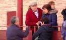 Vecinos de El Torno (Ciudad Real) reunidos para abordar el problema de los robos que vienen sufriendo
