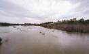 ESCALONA (TOLEDO) 13/03/2025.- Vista del río Alberche a su paso por Escalona, Toledo este jueves. Castilla-La Mancha se encuentra este jueves con "estabilidad dentro de la emergencia" por las crecidas de los ríos y los desembalses de varias presas de la Confederación Hidrográfica del Tajo, que han causado inundaciones en municipios como Talavera de la Reina y Escalona, en la provincia de Toledo, donde 60 viviendas siguen desalojadas. EFE/ Manu Reino