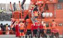 (Foto de ARCHIVO)
Varios servicios de emergencia atienden a migrantes recién rescatados de un cayuco, en Puerto Naos, a 4 de enero de 2025, en Arrecife, Lanzarote, Canarias (España). Salvamento Marítimo ha rescatado en la mañana de este sábado en aguas de Marruecos a alrededor de 110 personas, entre las cuales hay 23 mujeres y seis o siete menores, que viajaban a bordo de dos pateras con destino a Canarias.

Europa Press Canarias / Europa Press
04 ENERO 2025;MIGRANTES;CAYUCO;PATERA;SALVAMENTO MARÍTIMO;CRUZ ROJA;INMIGRACIÓN;CANARIAS;
04/1/2025