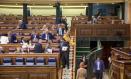 El presidente de la Región de Murcia, Fernando López Miras, a su salida de una sesión plenaria en el Congreso de los Diputados, a 13 de mayo de 2025, en Madrid (España). El Congreso debate y vota hoy la propuesta del Partido Popular para reformar la ley que regula el Centro de Investigaciones Sociológicas (CIS) para que la Presidencia recaiga en una persona sin antecedentes políticos y que sea elegido por mayoría en el Congreso. Además, durante el pleno, el presidente de la Región de Murcia ha defendido la Proposición de Ley de la Asamblea Regional de Murcia relativa al mantenimiento del trasvase Tajo-Segura.

Jesús Hellín / Europa Press
13/5/2025