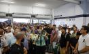 MADRID, 12/06/2025.- Un empleado informa a los pasajeros sobre los retrasos en la estación de Madrid-Chamartín después de que este jueves la circulación de trenes de alta velocidad se viera interrumpida por una falta de tensión eléctrica en la estación. La circulación de trenes de alta velocidad que unen Madrid-Chamartín con el norte peninsular (Galicia, Asturias, Castilla y León  Cantabria) se está recuperando de forma progresiva después de una interrupción por una falta de tensión, ha informado Adif este jueves. EFE/ Rodrigo Jiménez
