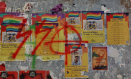 Pintadas sobre los carteles que anuncian las actividades programadas con motivo de la semana del Orgullo