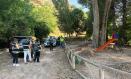 Los agentes en las cercanías del paraje en el que ha aparecido el cuerpo sin vida de una mujer, en Ruguilla, Guadalajara