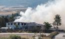 AZUQUECA DE HENARES (GUADALAJARA), 05/07/2025.- Vista del incendio de una planta de reciclaje de baterías de litio este sábado, en Azuqueca de Henares (Guadalajara). El Gobierno de Castilla-La Mancha ha enviado un tercer mensaje de alerta a los vecinos de Alovera y Cabanillas del Campo (Guadalajara) para informar de la finalización de las recomendaciones de autoprotección para estos municipios por el humo tóxico generado en el incendio de una planta de reciclaje de baterías de litio en Azuqueca de Henares, donde las medidas siguen activas. Según ha informado el 112, el Plan Territorial de Castilla-La Mancha (Platecam), sigue activo, pero un cambio en la dirección del viento ha permitido a los servicios de emergencia considerar que la dispersión del humo no afectará en las próximas horas a estos municipios. EFE/ Nacho Izquierdo