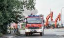 Bomberos trabajan en el incendio de una empresa de baterías de litio y de pilas en Azuqueca de Henares