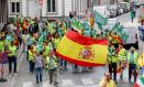 BRUSELAS, 16/07/2025.- Marcha simbólica de agricultores europeos desde el Parlamento Europeo hasta la Comisión Europea coincidiendo con la presentación de la propuesta comunitaria para el presupuesto plurianual de la UE y la futura PAC, este miércoles.EFE/ Pablo Garrigós