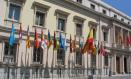 Banderas_de_las_comunidades_autónomas_de_España_frente_al_Senado,_Madrid