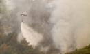 Un hidroavión trabaja en las tareas de extinción del incendio en La Baña.