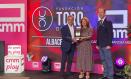Carmen Amores recoge el premio concedido por el Capítulo de la Fundación Toro de Lidia de Albacete de manos del ganadero y presidente de la Fundación, Victorino Martín, y en presencia de Antonio Martínez Iniesta, coordinador del Capítulo.