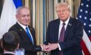 WASHINGTON (United States), 29/09/2025.- US President Donald Trump (R) shakes hands with Israeli Prime Minister Benjamin Netanyahu (L) after they spoke at a press conference in the State Dining Room of the White House in Washington, DC, USA, 29 September 2025. In their meeting, Trump pressed Netanyahu to accept a peace deal to end Israels on-going war in Gaza, and for Hamas to free their remaining hostages. EFE/EPA/JIM LO SCALZO / POOL