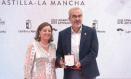 La Medalla al Mérito Artesano ha recaído en el damasquinador toledano Ángel Luis Corrales, que tras recoger el galardón, ha dicho que no imagina "mejor manera de celebrar" 30 años de trabajo y que esto le renueva y refuerza sus ganas para continuar realizando el tradicional arte del damasquinado "con la ilusión del primer día", artesanía tradicional -ha remarcado- frente a "productos sin alma", ha reivindicado. EFE