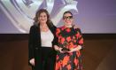 Carmen Amores entrega a Idoia Bilbao el premio Talento de la Academia de la Televisión