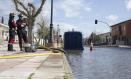 EL ROBLEDO (CIUDAD REAL) 12/02/2026.- La Unidad Militar de Emergencia (UME), achica agua en la gasolinera de El Robledo (Ciudad Real), inundada debido a la crecida del río Bullaque, tras el desembalse del pantano de Torre de Abraham que se ha elevado a 200 metros cúbicos por segundo y almacena 200,18 hectómetros cúbicos, el 109,2 % de su capacidad, lo que ha provocado inundaciones en las zonas más bajas del municipio. EFE/Jesús Monroy