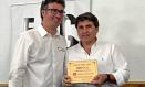 José Miguel Martín de Blas recoge, en nombre de CMM, la distinción de Socio de Honor de FETAGU