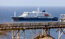 El crucero holandés MV Hondius anclado frente a la costa de la ciudad de Praia, en la isla de Santiago, Cabo Verde.