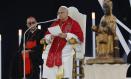 BARCELONA, 09/06/2026.- El papa León XIV, acompañado por el cardenal Juan José Omella (i), durante la vigilia que celebra con 40.000 personas este martes en el Estadio Olímpico de Barcelona. EFE/Alberto Estévez