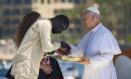 El papa León XIV recibe como regalo una pieza de alfarería de manos de un migrante senegalés y de una agente pastoral.