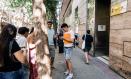 Varias personas migrantes esperan en el exterior de una oficina de la Seguridad Social, a 30 de junio de 2026, en Madrid (España). El plazo de presentación de solicitudes a la regularización extraordinaria de migrantes concluye este martes 30 de junio, tras más de dos meses desde que el Ejecutivo impulsó el proceso y con la presión de entidades y colectivos para ampliar el plazo. Según han confirmado a Europa Press fuentes gubernamentales, a falta de las próximas horas, se han registrado 1,2 millones de solicitudes. El Ejecutivo previó en un principio que más de 500.000 personas se beneficiarían de este mecanismo.

Carlos Luján / Europa Press
30/6/2026