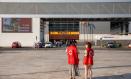 Voluntarios de la Cruz Roja atienden a los desalojados por los incendios en el recinto Talavera Ferial, a 28 de julio de 2026, en Talavera de la Reina, Toledo, Castilla-La Mancha (España). Talavera de la Reina ha acogido a cerca de 2000 personas que han sido desalojadas de sus casas por los incendios que afectan a las provincias de Ávila, Madrid y Toledo. Todas ellas están distribuidas en distintos recursos municipales habilitados de urgencia, como Talavera Ferial, el Pabellón Sandra Sánchez o una residencia universitaria.

Juanma Jiménez / Europa Press
28/7/2026