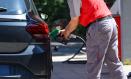 (Foto de ARCHIVO)
Una persona repostando en una gasolinera un coche.