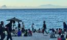 Varios migrantes en la playa del Trampolí de Ceuta el 3 de agosto de 2026, en Ceuta (España).
