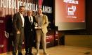 Jesús Espada y Óscar García recogen el premio de la FFCM de manos de su presidente, Pablo Burillo