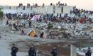 La Policía Nacional controla las inmediaciones de la playa del Trampolín el 28 de agosto para evitar posibles incidentes entre los migrantes y manifestantes.