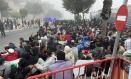 FOTODELDÍA CEUTA, 02/09/2026.- Migrantes siguen concentrados en las inmediaciones de la explanada de embolsamiento de Loma Colmenar de Ceuta este miércoles con la esperanza de conseguir una plaza en un nuevo centro de acogida. EFE/Reduan