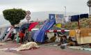 CEUTA, 04/09/2026.- El entorno de Loma Colmenar refleja la tensión social que se ha ido acumulando en las barriadas periféricas de Ceuta en las últimas semanas. La presencia de cientos de personas pernoctando en las aceras ha elevado el malestar del vecindario. EFE/ Laura Rincón