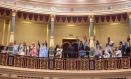 Varios saharauis celebran la aprobación de la ley para nacionalizarles durante una sesión plenaria en el Congreso de los Diputados, a 10 de septiembre de 2026, en Madrid (España). El Congreso da luz verde a la proposición de ley para conceder la nacionalidad española a los saharauis nacidos cuando el Sáhara Occidental se encontraba bajo administración española, una iniciativa que podría beneficiar a unas 80.000 personas y que se debate y vota en plena tensión con Marruecos por la crisis de Ceuta y después del varapalo judicial a la denominada 'ley de nietos'.

Isa Saiz / Europa Press
10 SEPTIEMBRE 2026;CONGRESO;VOTACIÓN;SAHARA;SAHARAUIS;NACIONALIZACIÓN;
10/9/2026