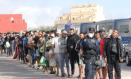 La Policía Nacional ha procedido este domingo al traslado de cientos de migrantes que permanecían durmiendo en la calle a una nueva ubicación formada por varias carpas con la intención de evitar que continúen durmiendo a la intemperie.