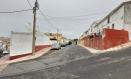 Varios guardias civiles en la calle Badajoz de Almadén este lunes.