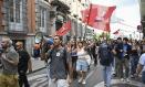Los manifestantes regresan a la Puerta del Sol desde el Congreso de los Diputados tras la votación de los dos decretos sobre vivienda. Centenares de acampados en la Puerta del Sol en demanda de medidas para hacer frente a la crisis de la vivienda se han concentrado a las inmediaciones del Congreso de los Diputados de cara al debate y la votación de los dos decretos sobre vivienda que previsiblemente serán rechazados este viernes por la Cámara Baja. EFE/Fernando Villar