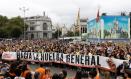 Imagen de archivo de Numerosas personas sostienen una pancarta con el lema 'Hacia la huelga general' durante la manifestación para exigir una reducción del precio de los alquileres de la vivienda

ANANDA MANJÓN / EUROPA PRESS
03/10/2026