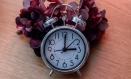 Un reloj que marca las 3:00 horas, momento en el que se retrasará a las 2:00